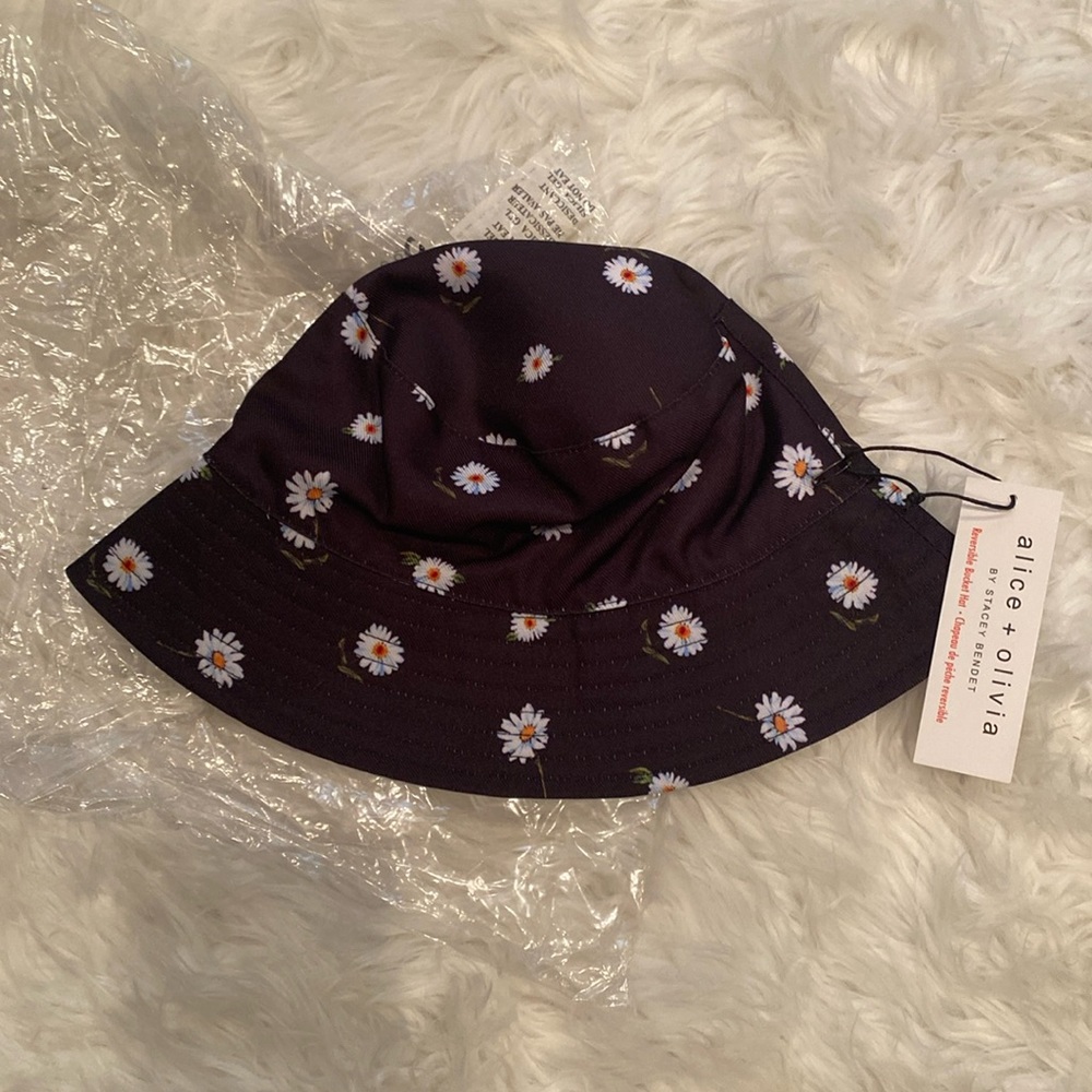 Alice + Olivia Bucket hat black with white daisys all over it